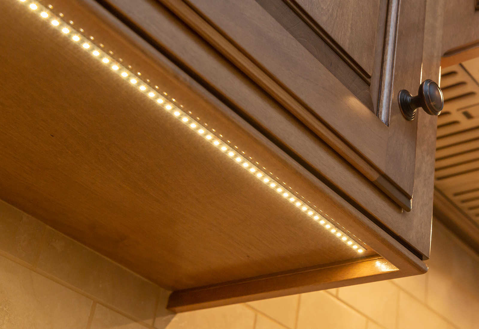 LED under-cabinet task lighting